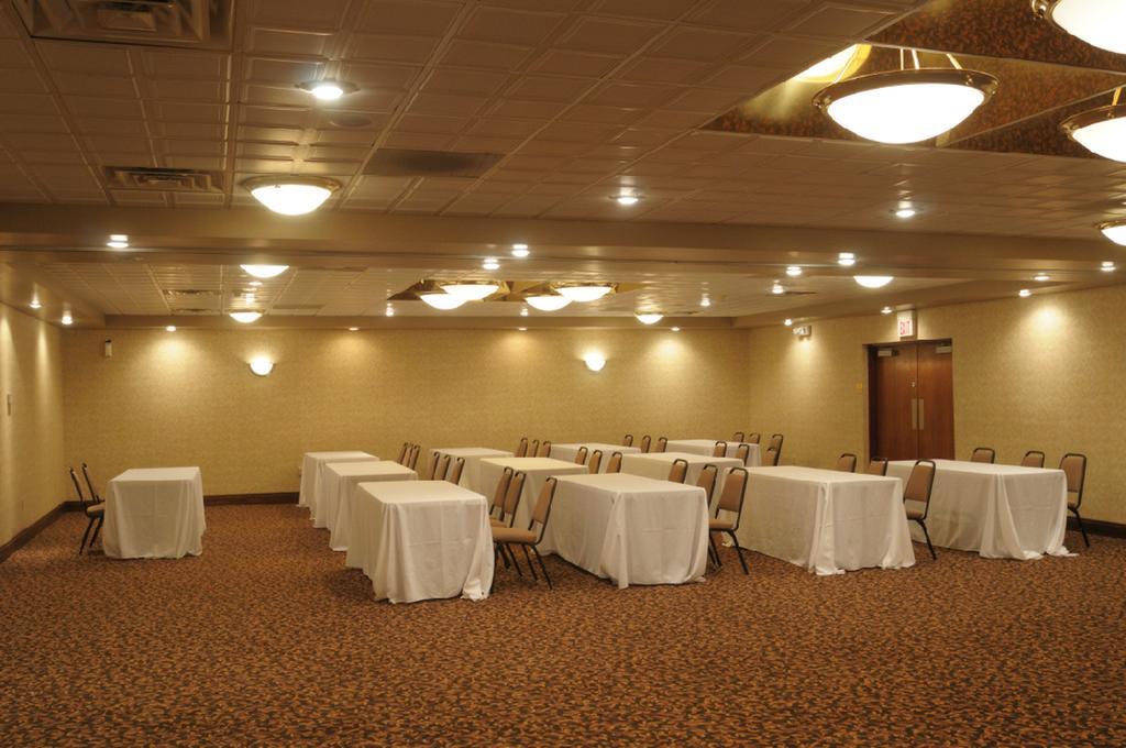 Moberly Inn & Suites Екстериор снимка
