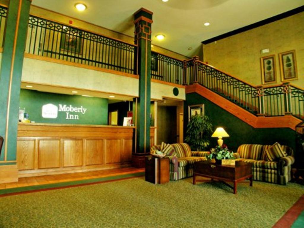 Moberly Inn & Suites Екстериор снимка