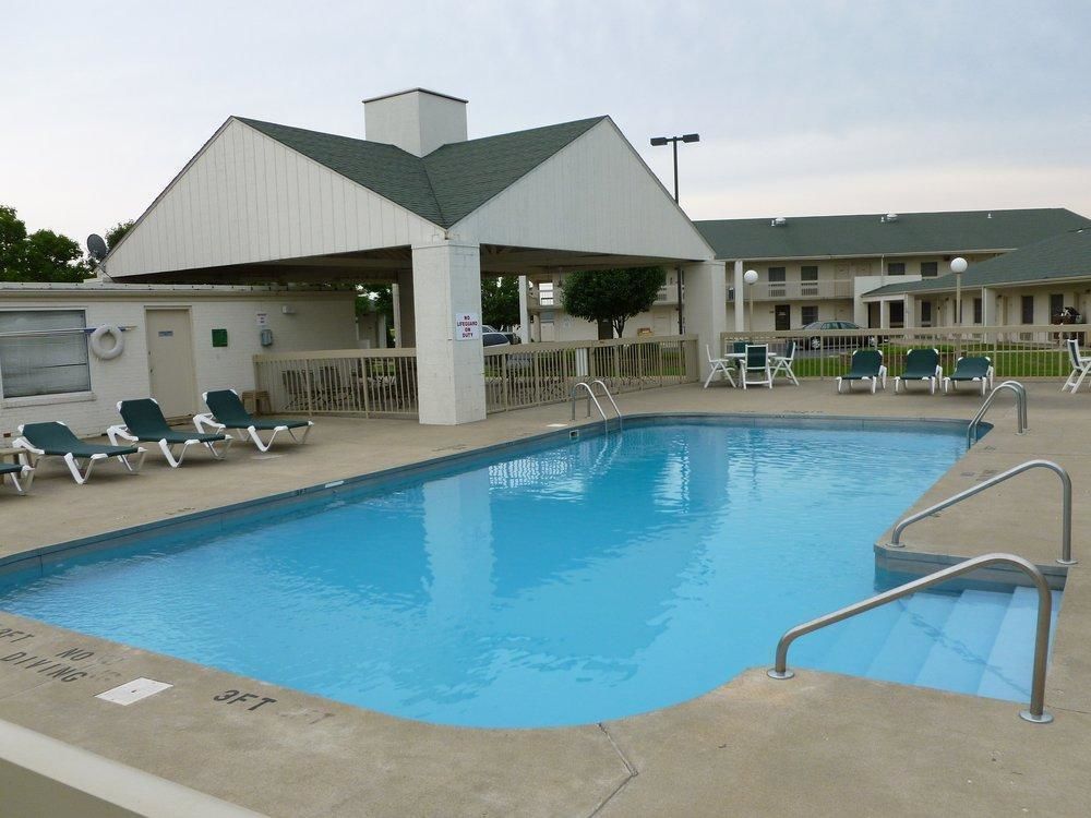 Moberly Inn & Suites Екстериор снимка