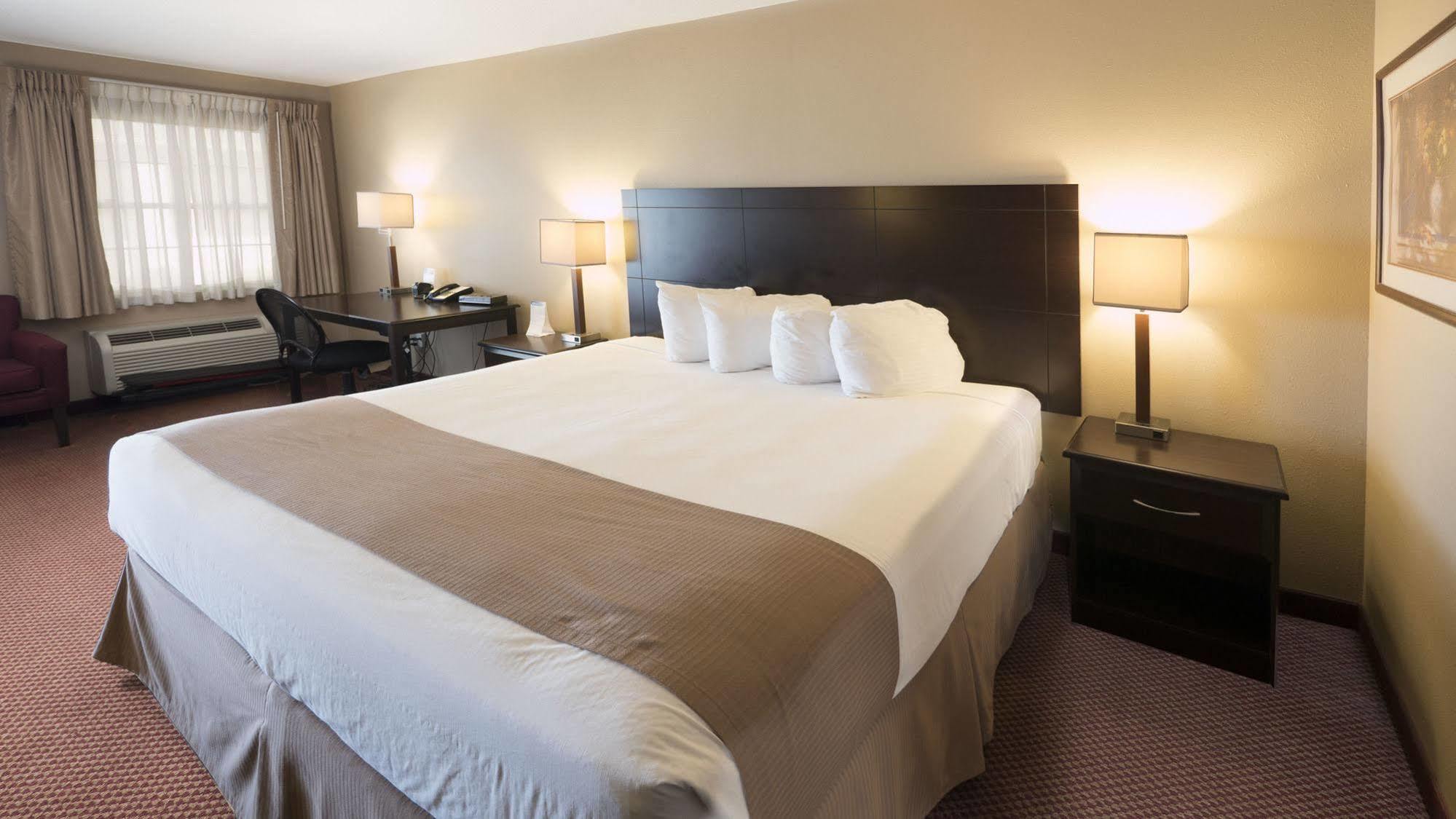 Moberly Inn & Suites Екстериор снимка