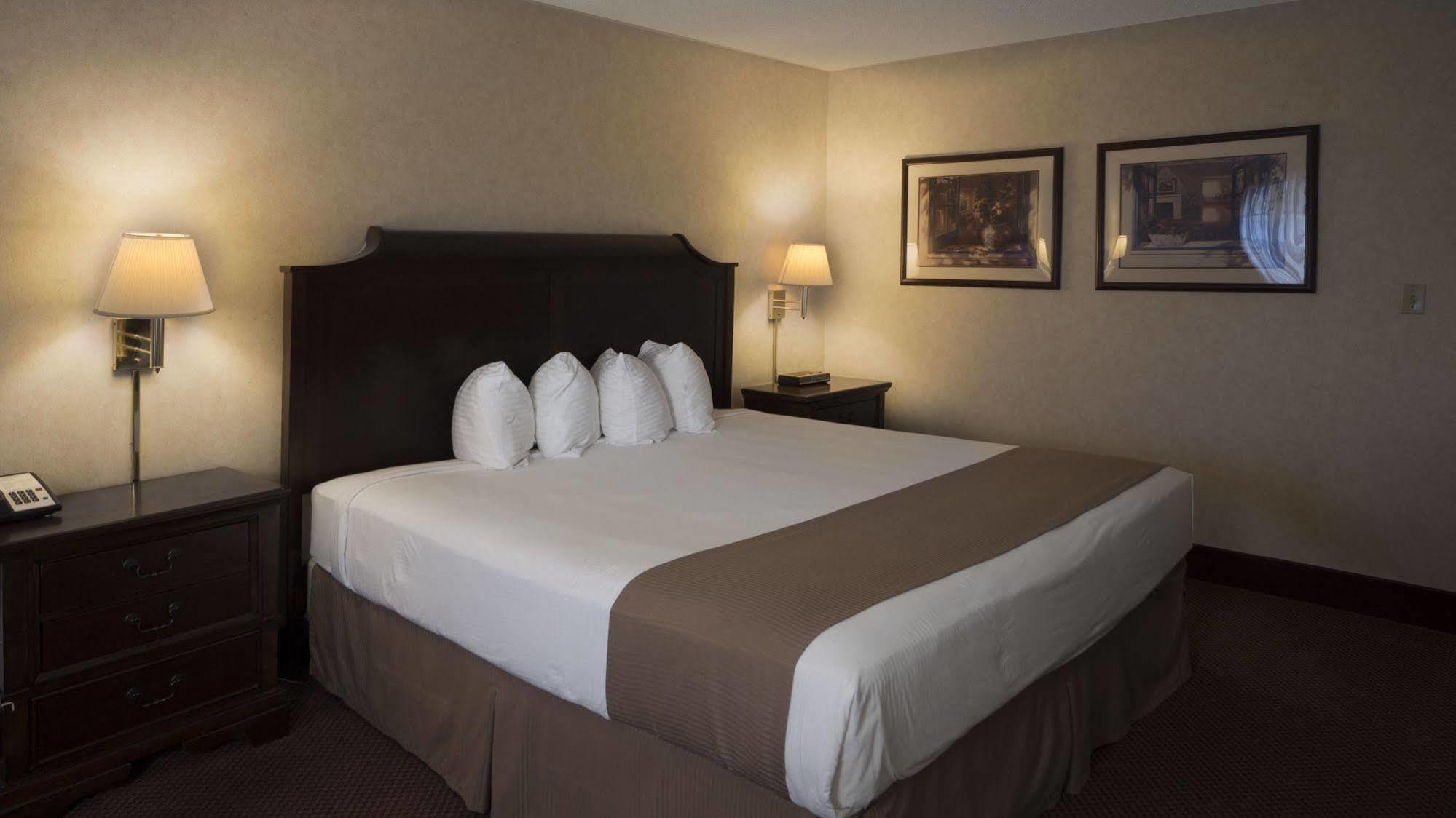 Moberly Inn & Suites Екстериор снимка