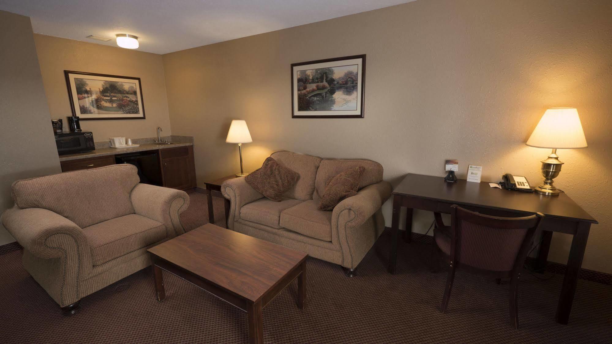 Moberly Inn & Suites Екстериор снимка
